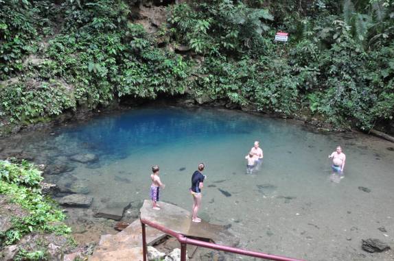 Pessoas nadam no pequeno cenote Blue Hole, ao sul de Belmopan, capital de Belize